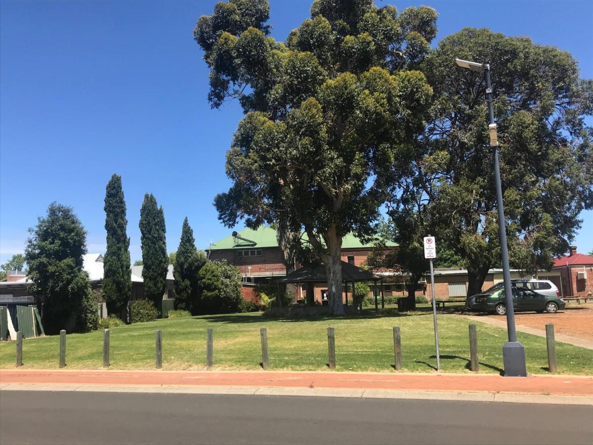 Donnybrook Hotel Wa Bagian luar foto