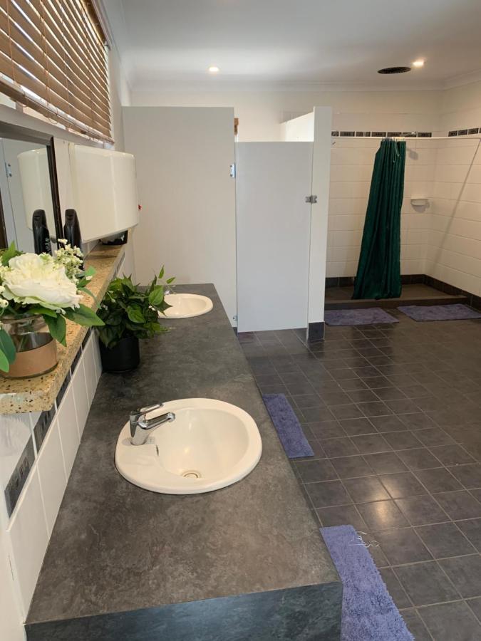 Donnybrook Hotel Wa Bagian luar foto