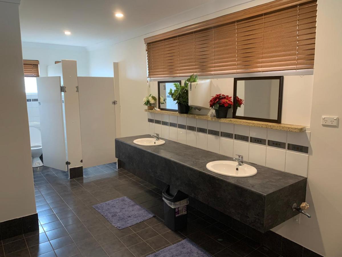 Donnybrook Hotel Wa Bagian luar foto
