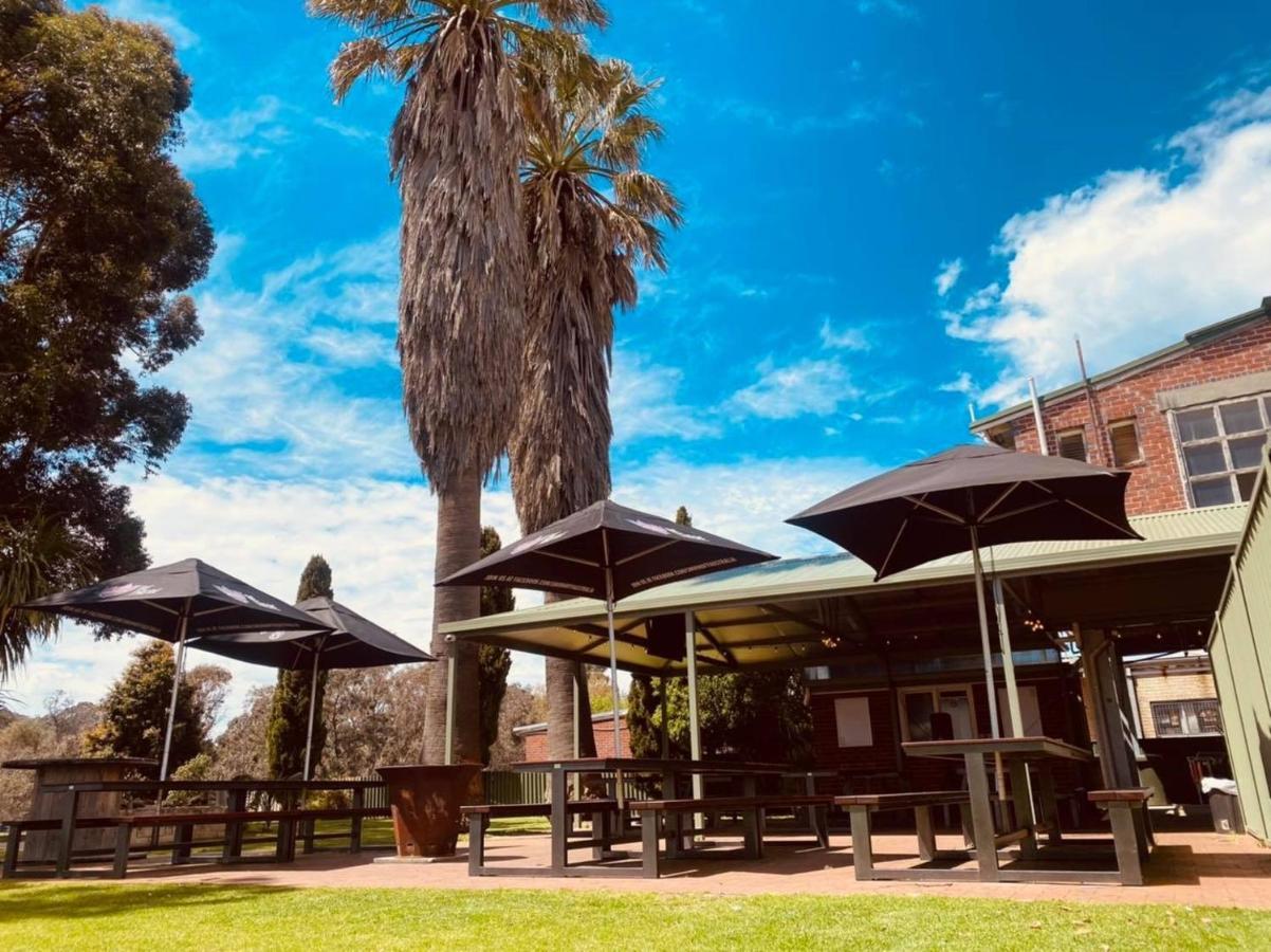 Donnybrook Hotel Wa Bagian luar foto