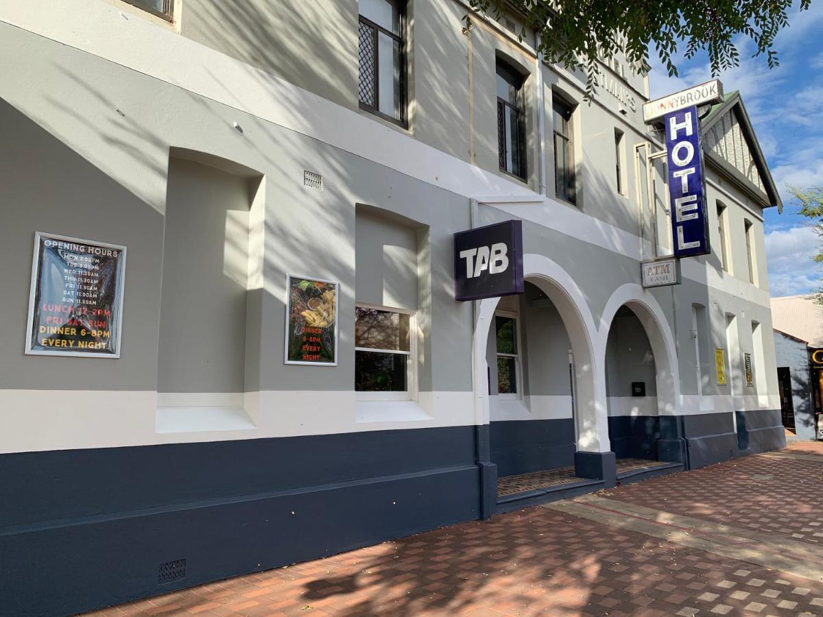 Donnybrook Hotel Wa Bagian luar foto